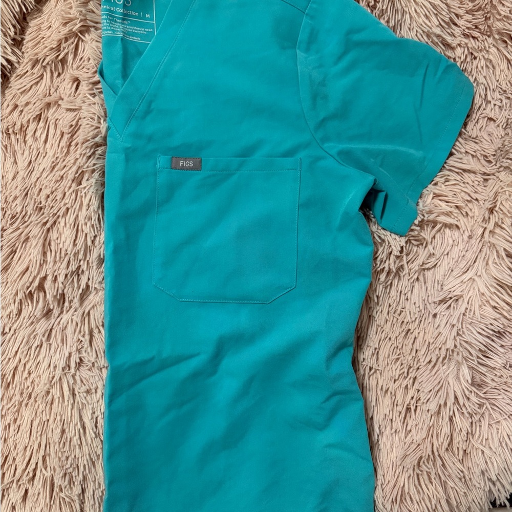 Figs Aqua Blue Scrub Top and High Waisted Uman Relaxed Jogger Scrub Pants